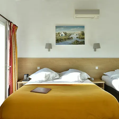 Mas De La Grenouillere Et Centre Equestre En Pleine Nature Hotel 3*